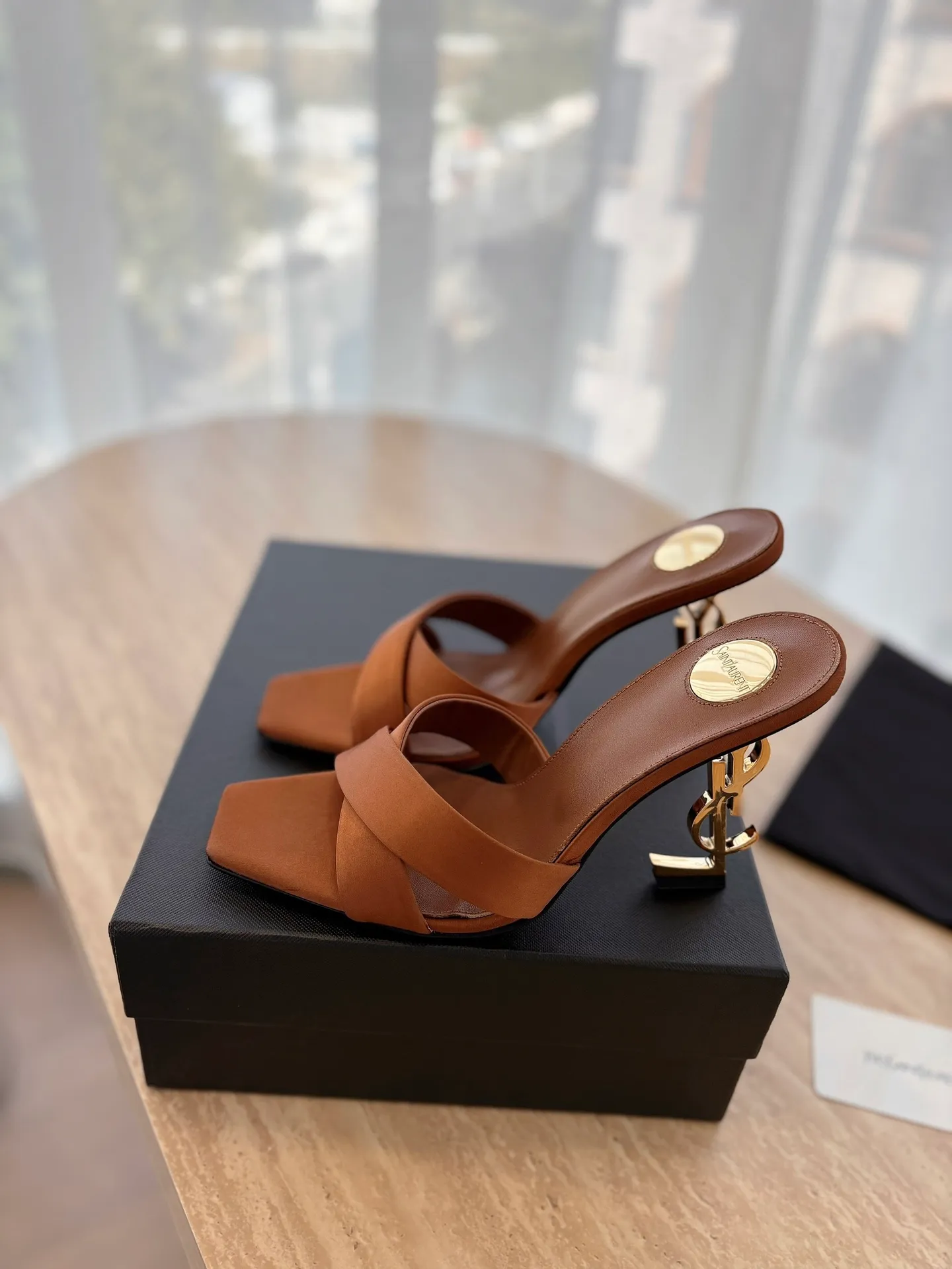 👟👟Ex-factory price 560👟👟 "SAINT LAURENT*" Yves Saint Laurent 25ss/hot YSL high heels and slippers in summer New shoe type·Only YSL understands women's hearts best and does not accept refutation Super invincible feminine artifact, a must-have for women (✅Z products are customized from the whole body, perfect consistency) New last type. Compare the differences between pictures and goods on the market ✔Upper: Customized imported silk ✔Inner lining: imported sheepskin ✔Sole: imported genuine leather outsole ✔Heel height: 10.5cm ✔Number of yards: 35-39 (No refund for 40 pieces of custom-made stock) (Full package)
